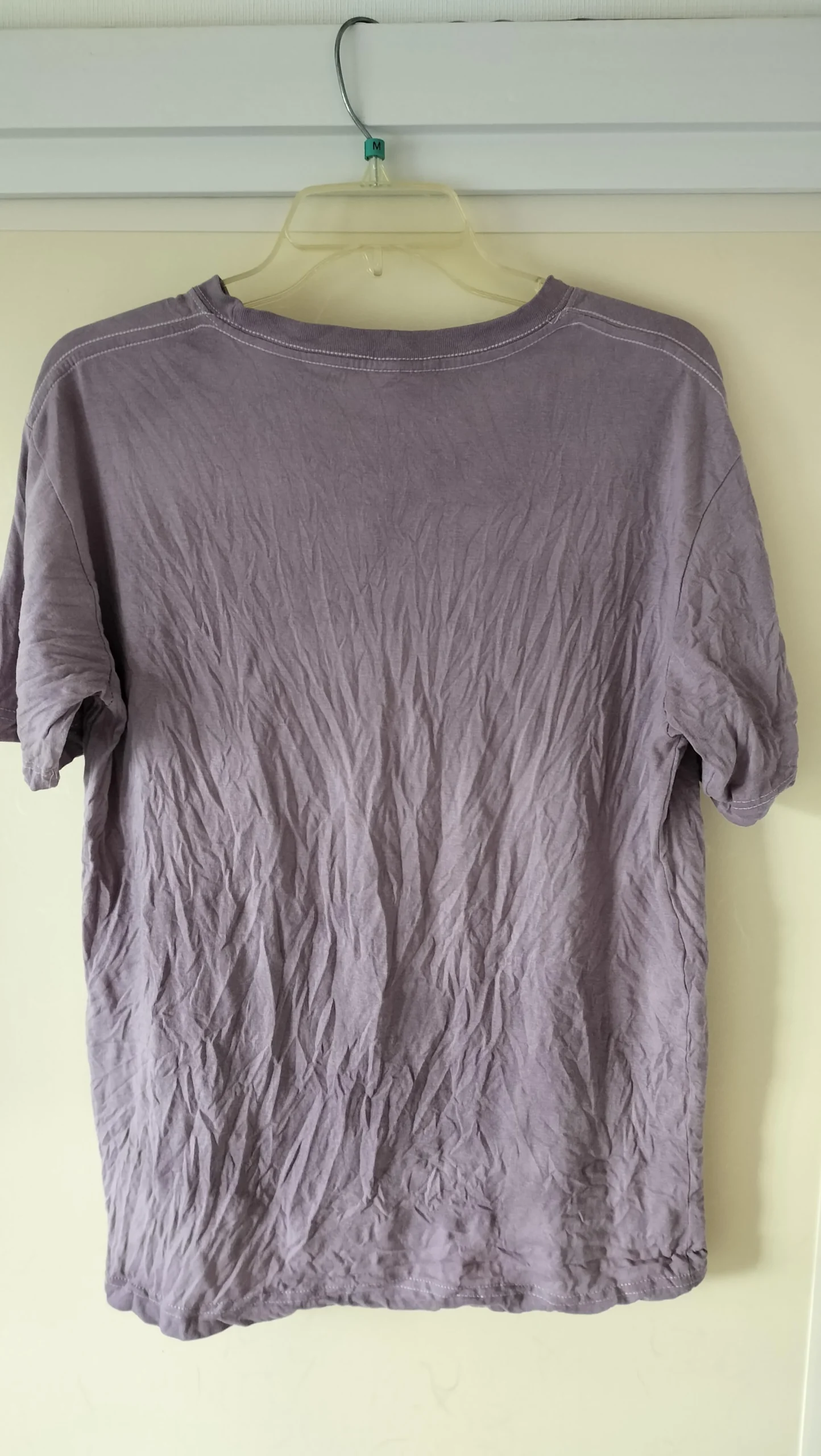 Krøllet t-shirt i hverdagen